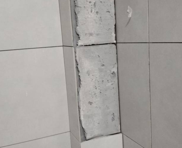孝南瓷砖空鼓维修公司分享下瓷砖施工前基层浇水润湿程度不足，可能导致以下问题